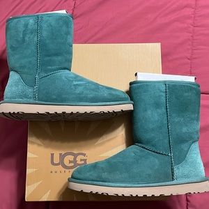 Ugg Women’s Short Classic Size 8 in Teal